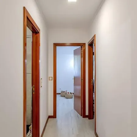 Апартаменты Spacious 3-bedroom Near Airport Лиссабон