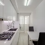 Spacious 3-bedroom Near Airport דירה *