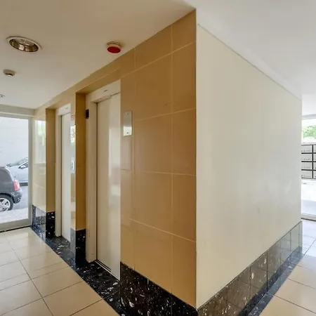 Spacious 3-bedroom Near Airport Apartamento *