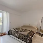 Spacious 3-bedroom Near Airport Apartament Lizbona