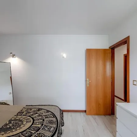 דירה Spacious 3-bedroom Near Airport *