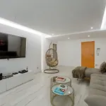 Διαμέρισμα Spacious 3-bedroom Near Airport