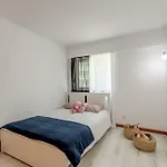 Διαμέρισμα Spacious 3-bedroom Near Airport *