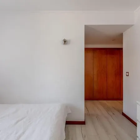 Апартаменти Spacious 3-bedroom Near Airport