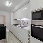 Spacious 3-bedroom Near Airport Apartament